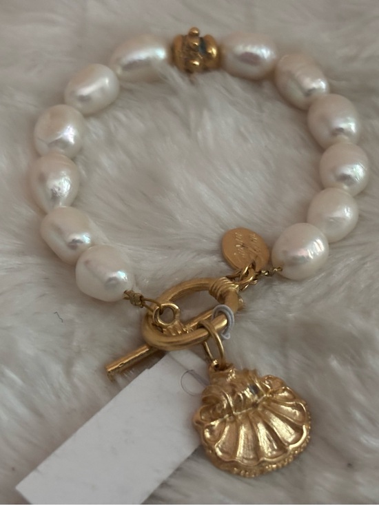 Susan Shaw Jewelry - Pearl Bracelet with Gold Shell Charm - White Pearls